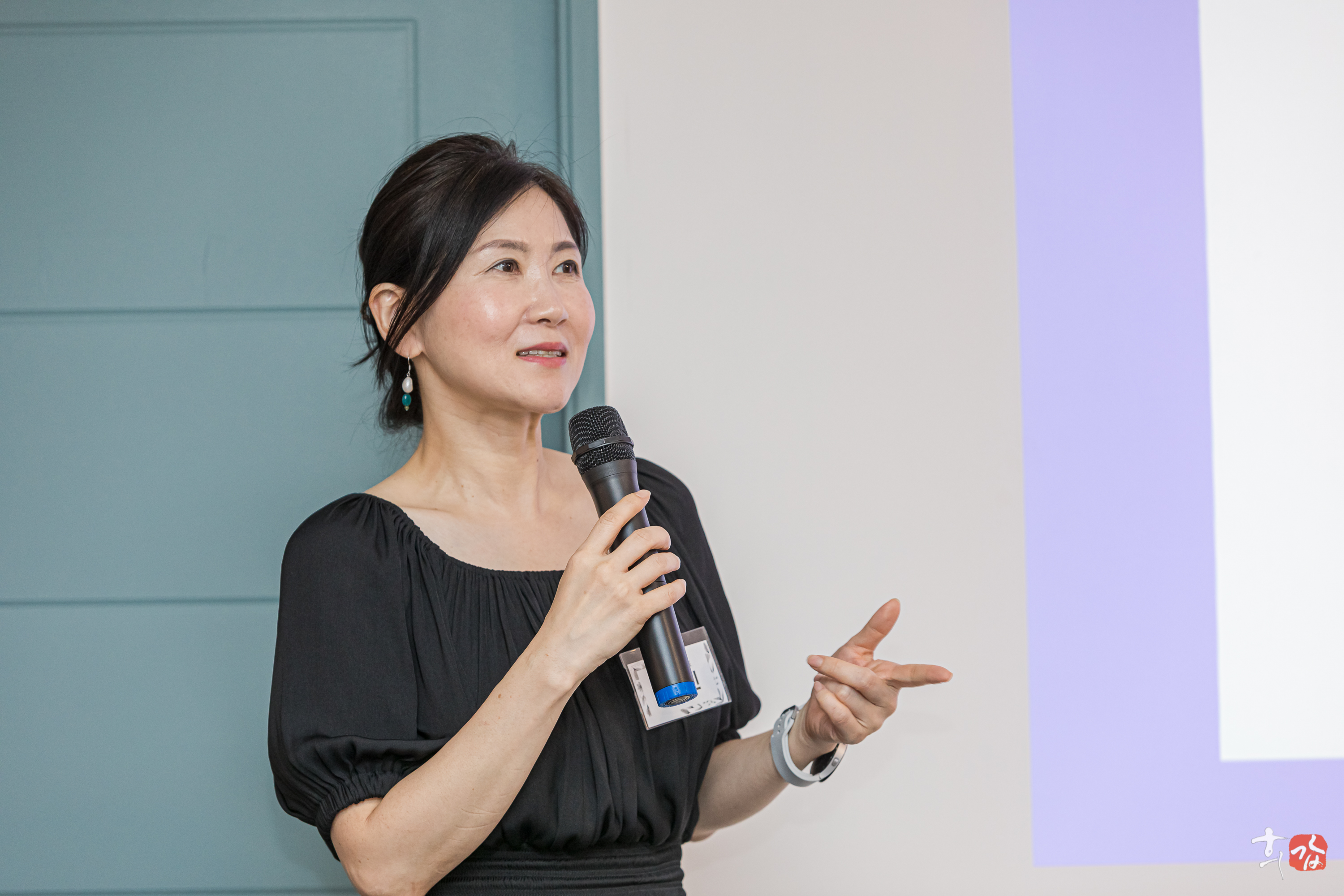 전문가 양성 프로그램에서 마이크를 들고 강의하는 장면