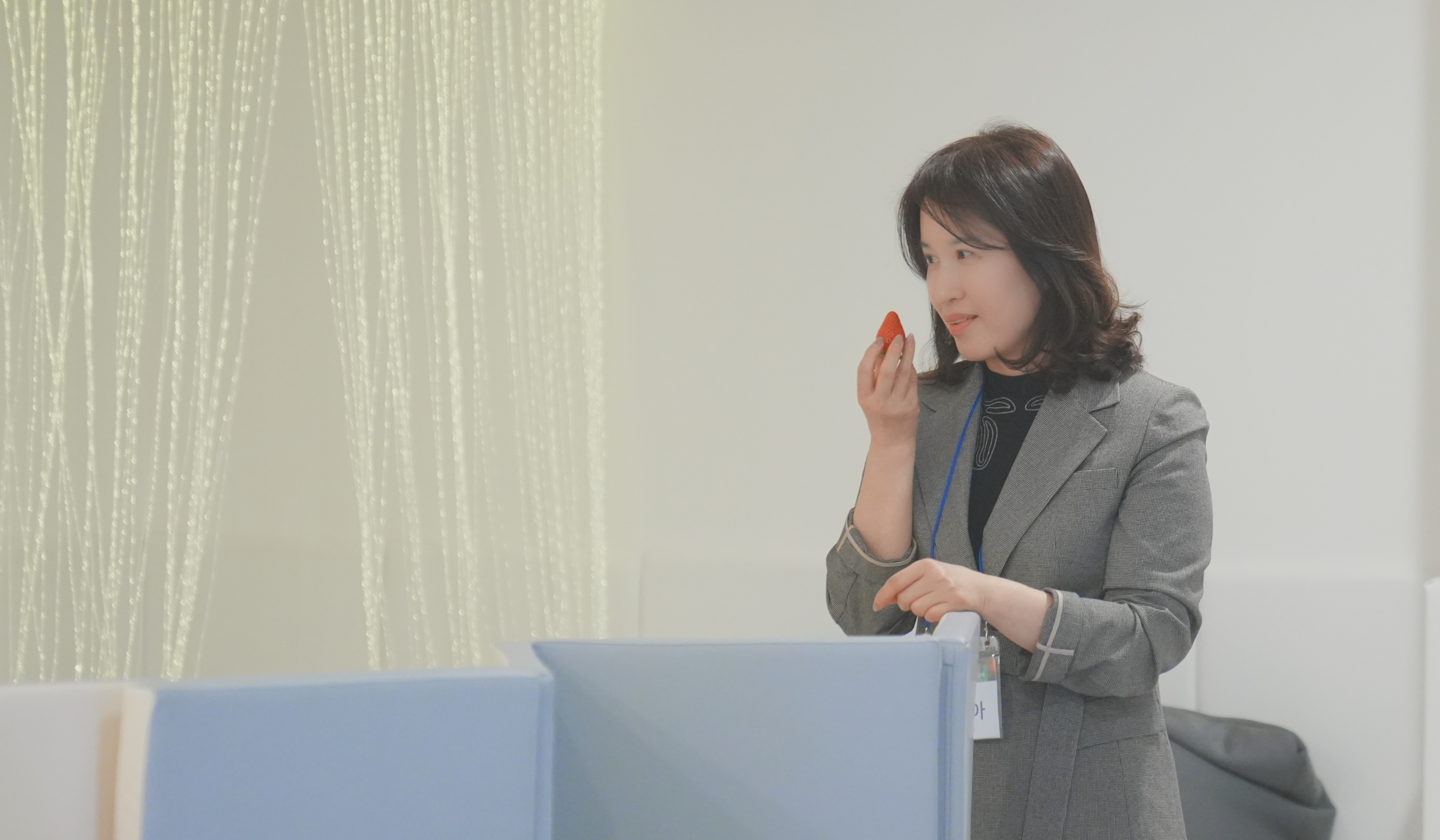 스누젤렌 교육 현장에서 감각 교구를 설명하는 장면